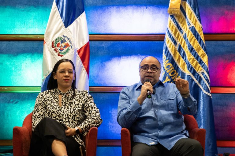 El director del Festival de Cine Global de Santo Domingo, Omar de la Cruz (d), habla junto a Zurich Sosa, gerente de Marketing de Caribbean Cinemas, en una rueda de prensa este lunes, en Santo Domingo (República Dominicana). EFE/Orlando Barría