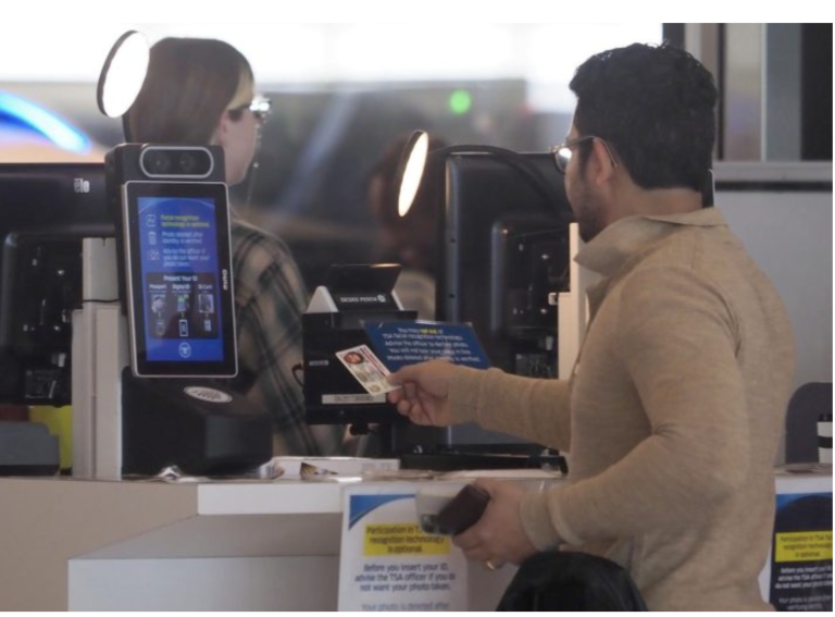 Un viajero entrega su licencia de conducir con Real ID a un oficial de la TSA en el Aeropuerto Internacional Newark Liberty, el miércoles 7 de mayo de 2025, el primer día laboral que comenzó a regir la obligatoriedad de presentar el documento federal Real ID. Un proyecto legislativo podría permitir a la AAA proveer servicios de vehículos motorizados para que más conductores consigan esas licencias. Patti Sapone, NJ Advance Media