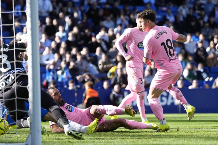 El delantero del Celta Borja Iglesias (c) en el suelo durante el partido de Liga que el Espanyol y el Celta disputaron en el RCDE Stadium, en Barcelona. EFE/ Enric Fontcuberta