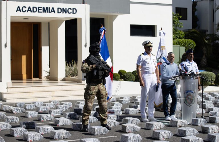 El vocero de la Dirección Nacional de Control de Drogas (DNCD), Carlos Devers (2-d), habla durante la presentación de paquetes de droga incautados en un operativo este 16 de febrero de 2026, en Santo Domingo (República Dominicana). EFE/ Orlando Barría