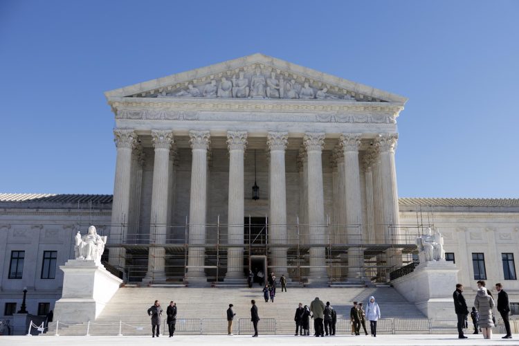 Fotografía de archivo que muestra personas caminando frente al edificio de la Corte Suprema de Estados Unidos en Washington (EE.UU.). EFE/WILL OLIVER
