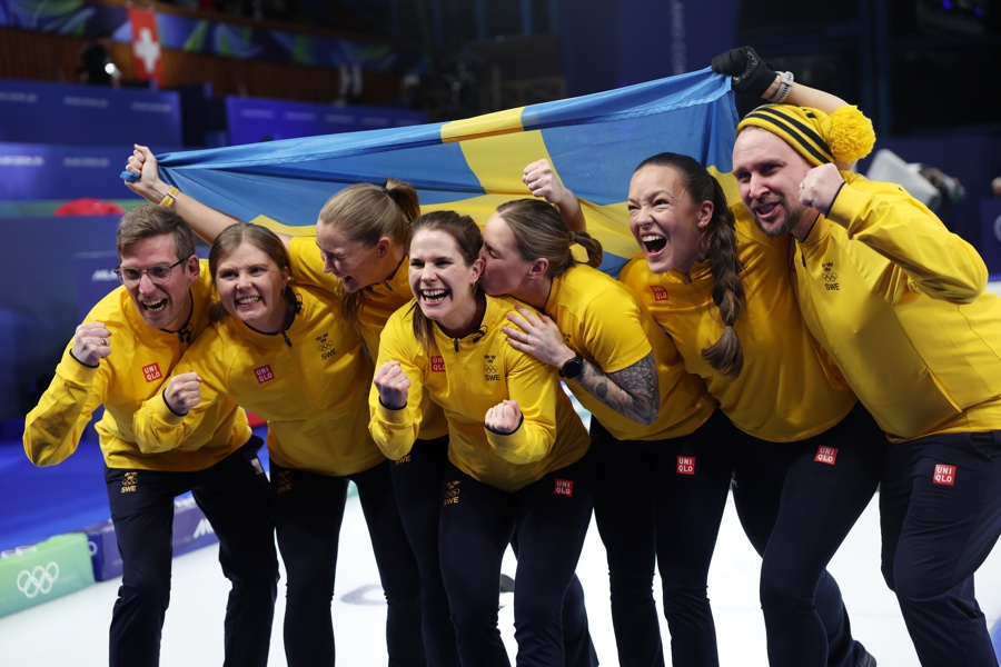 El equipo de Suecia celebra después de ganar el partido por la medalla de oro femenino de curling en los Juegos Olímpicos de Invierno Milano Cortina 2026, en Cortina d'Ampezzo, Italia.EFE/EPA/ANDREA SOLERO