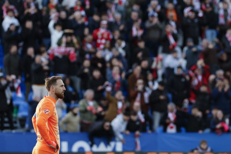El portero esloveno del Atlético de Madrid, Jan Oblak , tras encajar el tercer gol durante el partido de la jornada 24 de LaLiga que disputan el Rayo Vallecano y el Atlético de Madrid, en el estadio Butarque de Leganés, este domingo. EFE/Mariscal