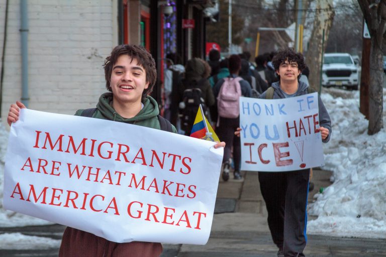 ¡Estudiantes se manifiestan contra ICE en Plainfield! Foto de Diego Flores