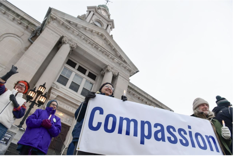 El Greenwich Friends Meeting, un grupo cuáquero, celebra una reunión semanal de compasión frente a la corte del condado de Cumberland en Bridgeton tras las medidas federales contra la inmigración. Joe Warner, para NJ Advance Media