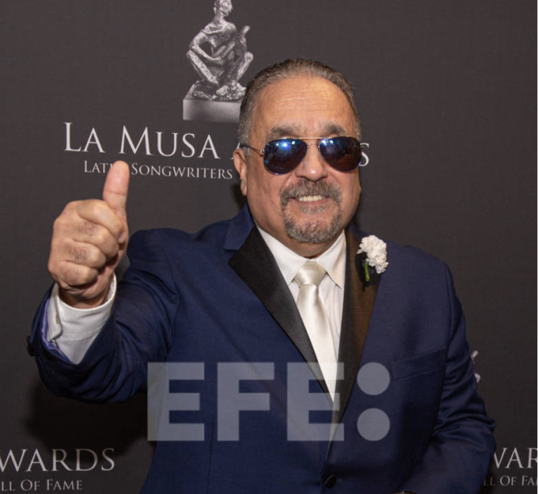 Fotografía de archivo del 24 de octubre de 2019 que muestra al músico y compositor de salsa Willie Colón posan en la alfombra de La Musa Awards 2019 en el James L. Knight Center de la ciudad de Miami (EE. UU.). EFE/ Giorgio Viera