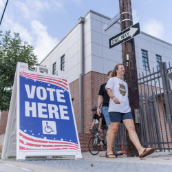 A medida que Trump impulsa restricciones al voto, los estados tienen una opción poco utilizada para responder