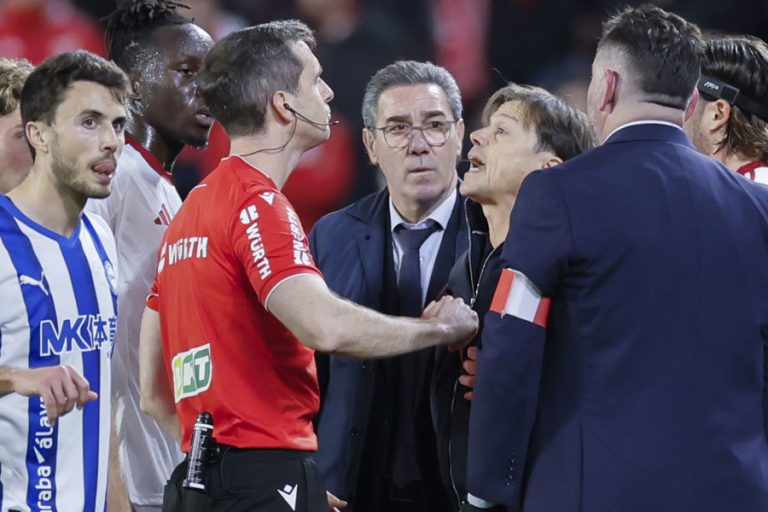 El árbitro Galech Apezteguía expulsa al entrenador del Sevilla Matías Almeyda (3d), durante el partido de la jornada 24 de LaLiga que Sevilla FC y Deportivo Alavés disputaron en el estadio Ramón Sánchez-Pizjuán. EFE/José Manuel Vidal