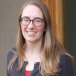 Más estudiante necesitan aprender inglés como nueva lengua. ¿Qué están haciendo las escuelas para ayudarlos?