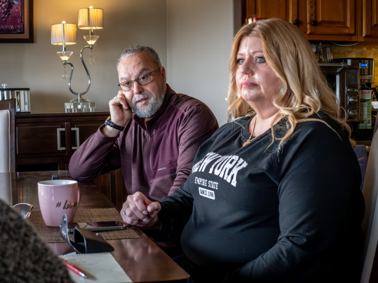 El marido de esta votante de Trump de Nueva Jersey fue detenido por ICE: “Pensé que se centrarían en los criminales”. El marido de esta votante de Trump de Nueva Jersey fue detenido por ICE: “Pensé que se centrarían en los criminales”.