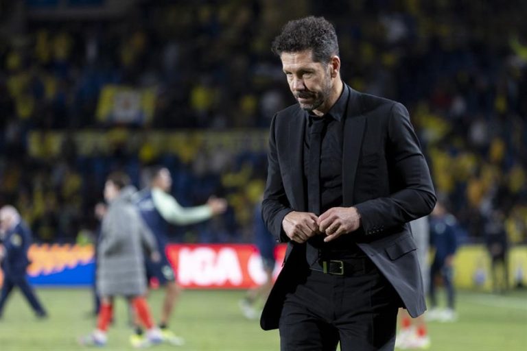 El entrenador del Atlético de Madrid, el argentino Diego Simeone, durante el partido de la jornada 24 de LaLiga que disputaron el Rayo Vallecano y el Atlético de Madrid, en el estadio Butarque de Leganés, este domingo. EFE/Mariscal