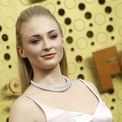 El rodaje de Tomb Raider paralizado por la lesión en la espalda de Sophie Turner
