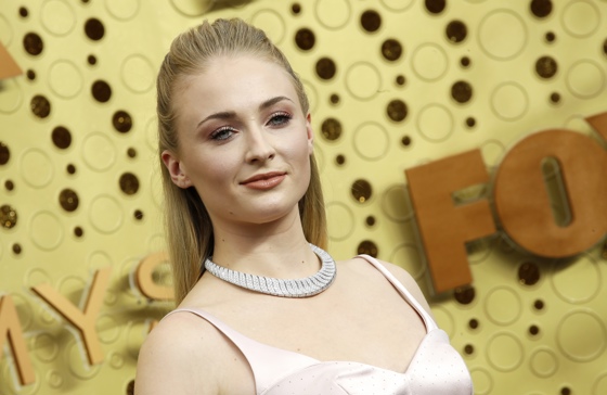 El rodaje de Tomb Raider paralizado por la lesión en la espalda de Sophie Turner