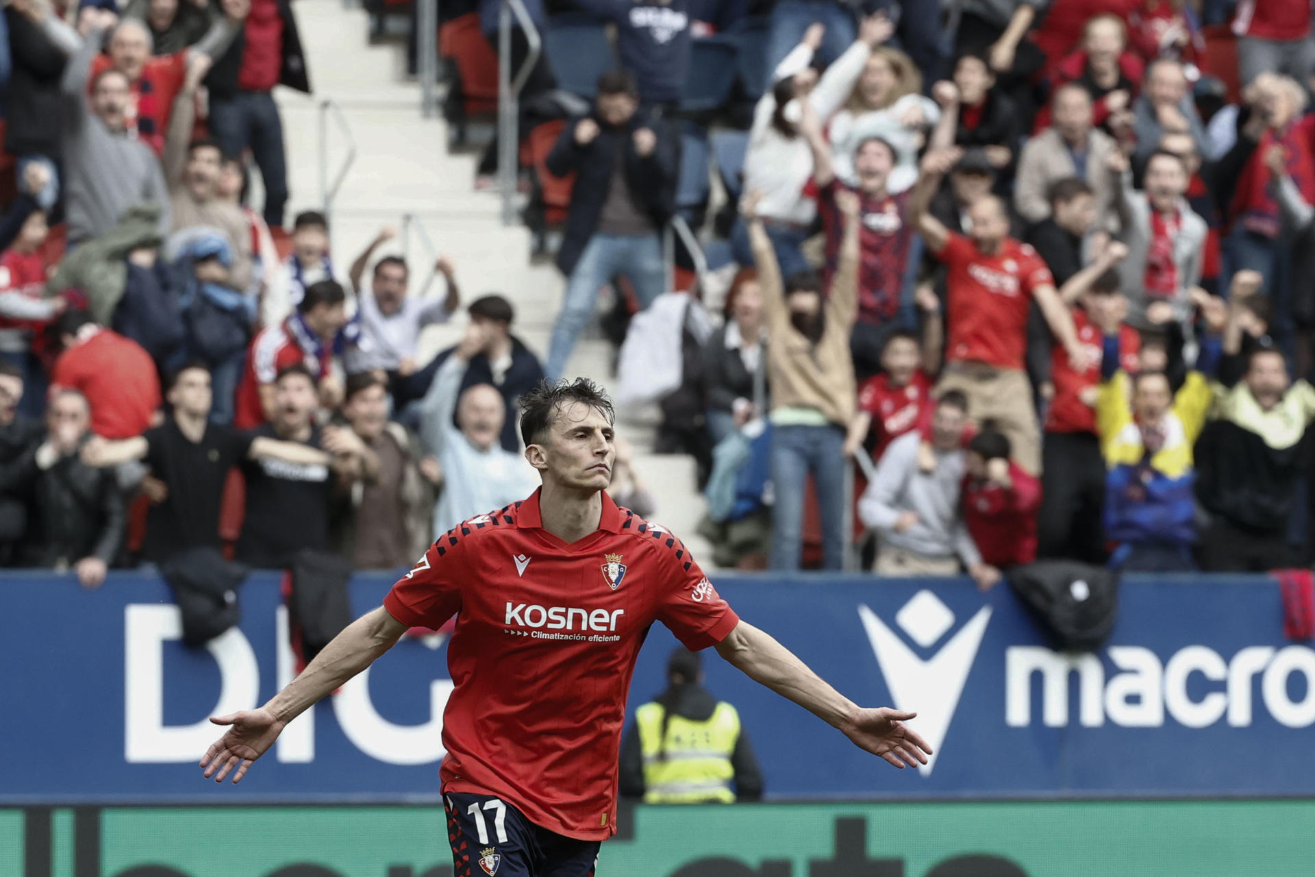 El delantero de Osasuna Ante Budimir celebra su gol durante el partido de Liga que Osasuna y Mallorca disputaRON en el estadio de El Sadar, en Pamplona. EFE/Jesús Diges