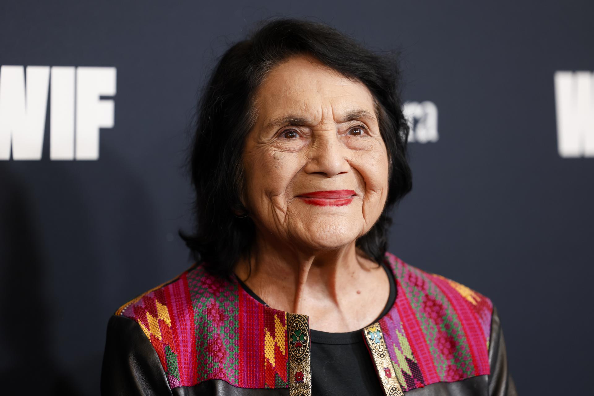 Fotografía de archivo del 06 de noviembre de 2025 que muestra a la líder sindical estadounidense, Dolores Huerta, asistiendo a una gala en el Beverly Hilton de Beverly Hills, California (EE. UU.).EFE/ Caroline Brehman/