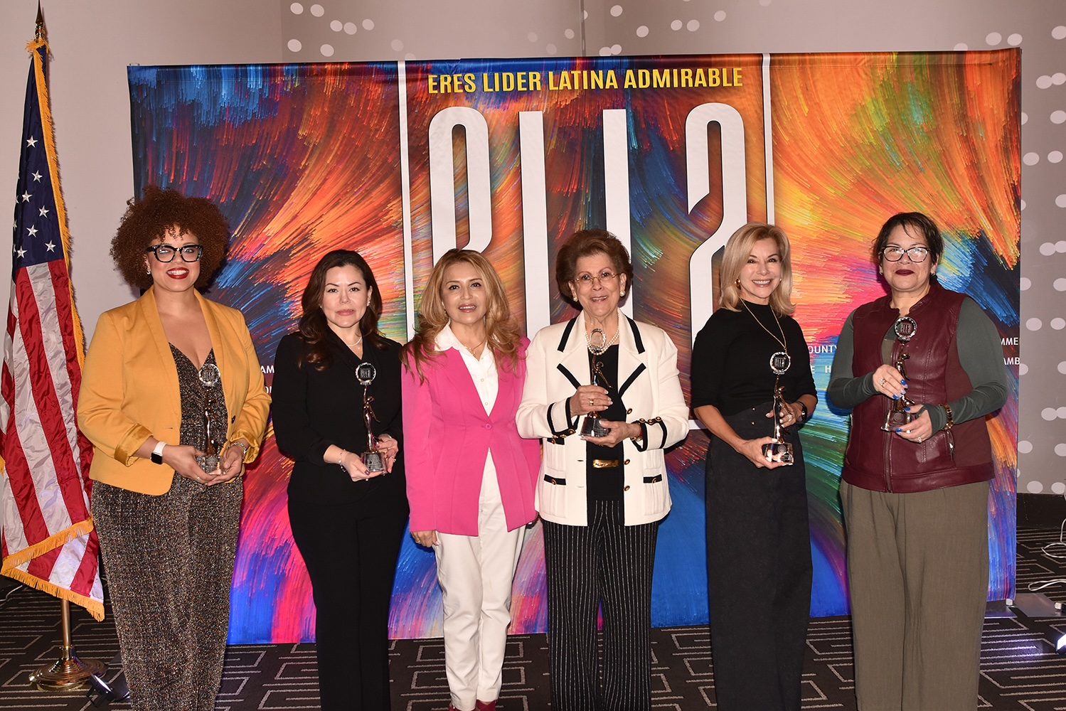 Entre las personas reconocidas estuvieron la comentarista política Maria Cardona, la líder laboral Patricia Campos-Medina, la empresaria Maria Rios, la ejecutiva de salud Maria Trusa, la promotora comunitaria Nancy Aleman, la histórica activista Rosita Romero y el activista internacional Claudio Romo Edelman, reconocidos por su impacto en la política, los negocios, la salud y el trabajo comunitario.