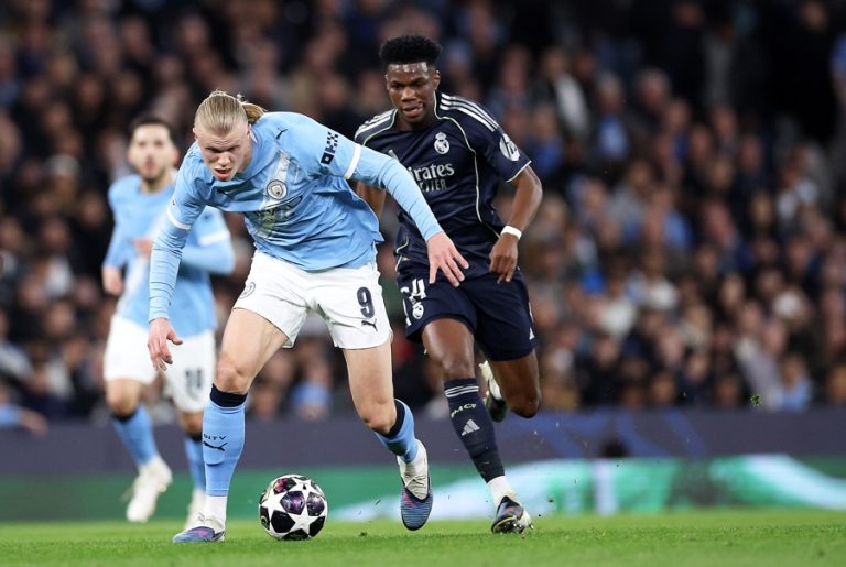 Erling Haaland, del Manchester City ante Aurelien Tchouameni, del Madrid, durante el partido de vuelta de octavos de la UEFA Champions League que han jugado Manchester City y Real Madrid en Manchester, Reino Unido. EFE/EPA/ADAM VAUGHAN