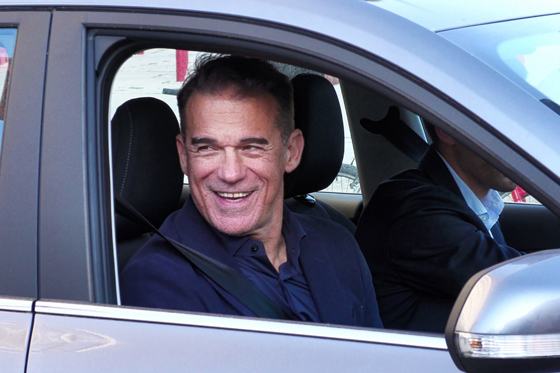El nuevo entrenador del Sevilla FC, Luis García Plaza, tras la destitución en el día de ayer del argentino Matías Almeyda, a su salida del estadio Ramón Sánchez Pizjuán, este martes en Sevilla. EFE/David Arjona