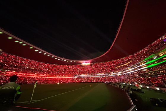 Fotografía de la iluminación del estadio Azteca en el amistoso entre México y Portugal en Ciudad de México. EFE/Alex Cruz
