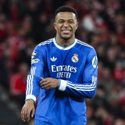 Mbappé sufre un “esguince en la rodilla izquierda”