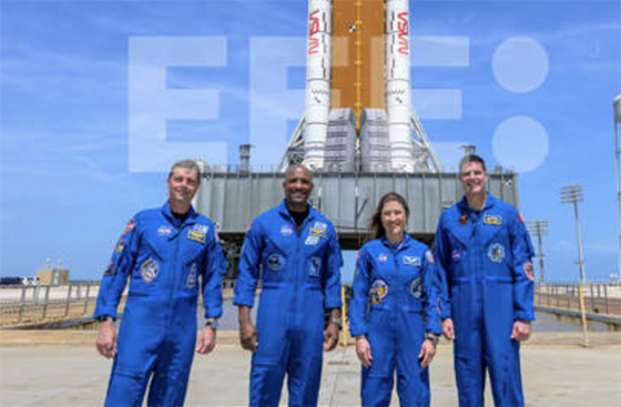 Fotografía cedida por la NASA donde aparece la tripulación de la misión Artemis II, el comandante Reid Wiseman (i); el piloto Victor Glover (2-i); la especialista de misión, Christina Koch (2-d) y el astronauta de la Agencia Espacial Canadiense (CSA), el especialista de misión Jeremy Hansen (d), posando este lunes, en el Centro Espacial Kennedy en Cabo Cañaveral (Estados Unidos). EFE/ Bill Ingalls/ NASA