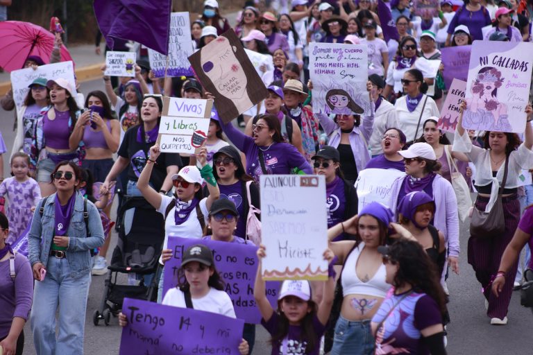 Miles de Mujeres Marchan en México