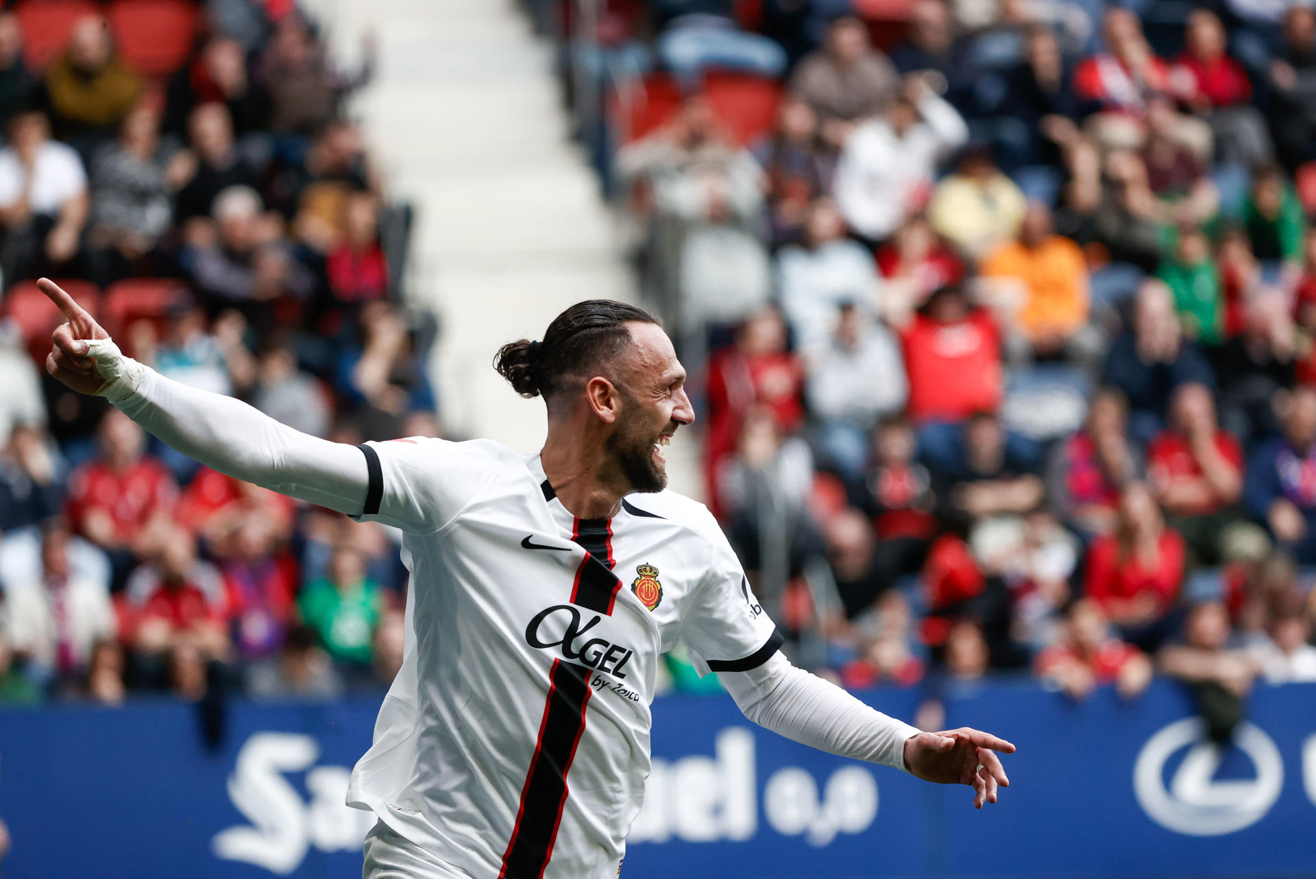 El delantero del RCD Mallorca Vedat Muriqi celebra su gol (0-1) durante el partido de Liga ante Osasuna, en el estadio de El Sadar, en Pamplona. EFE/Jesús Diges