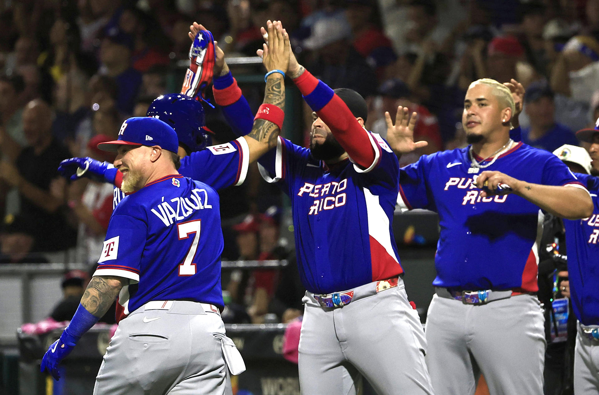 Jugadores de Puerto Rico celebran este viernes el triunfo por 5-0 sobre Colombia en partido de la primera jornada del Grupo A del VI Clásico Mundial de Béisbol jugado en el estadio Hiram Bithorn de San Juan. EFE/ Thais Llorca