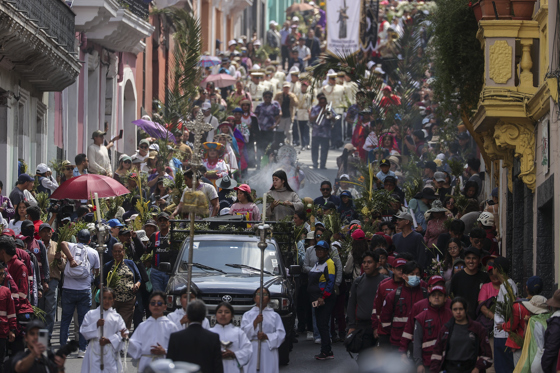 Personas participan en una procesión durante la celebración del Domingo de Ramos en el inicio de las festividades de la Semana Santa, en Quito (Ecuador). EFE/ José Jácome