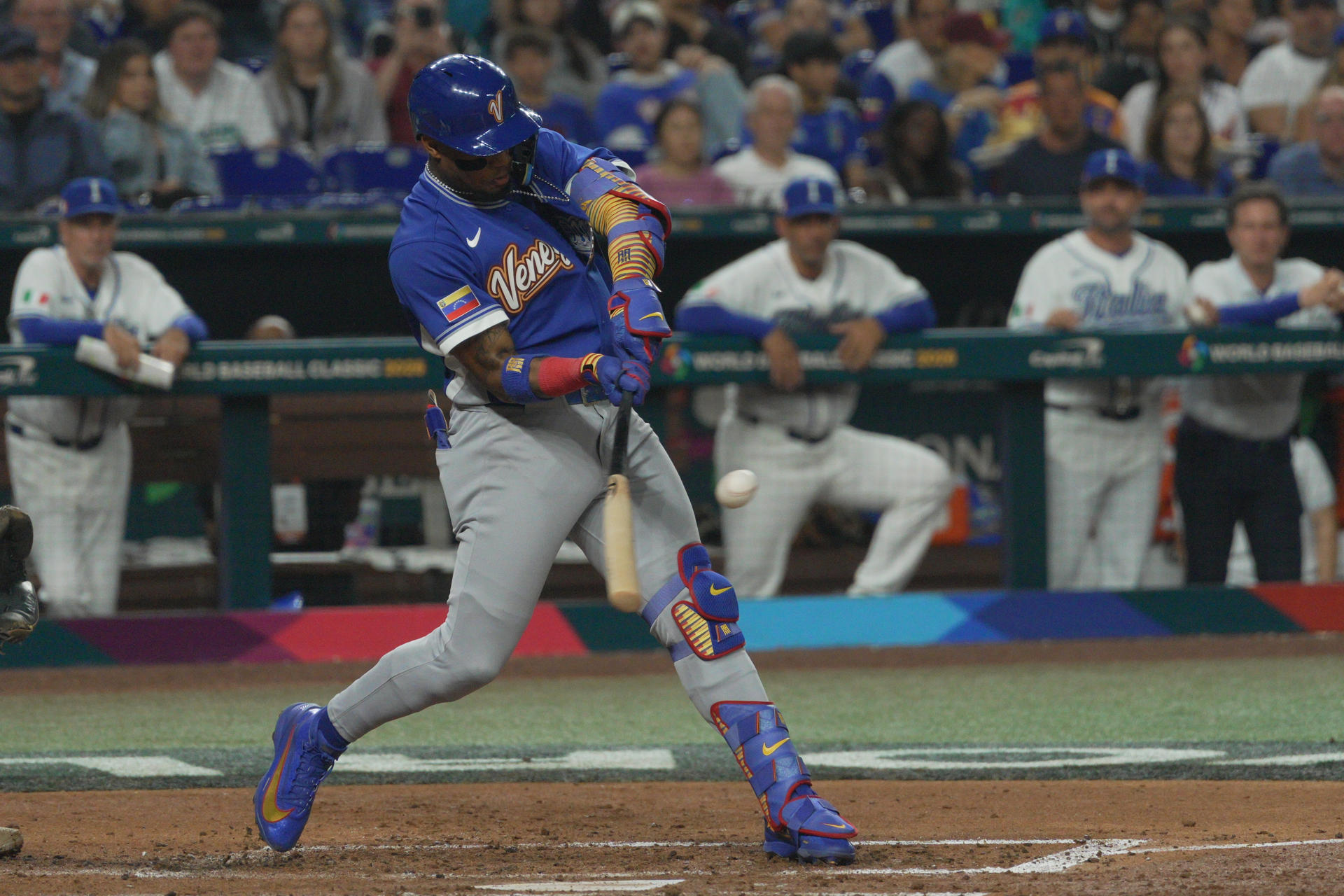 Ronald Acuña Jr., de Venezuela, batea en un partido del Clásico Mundial de Béisbol entre Italia y Venezuela en el estadio LoanDepot Park en Miami (Estados Unidos). EFE/Alberto Boal