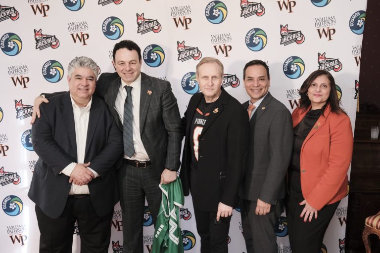 Presidente Luis de la Hoz, Cámara de Comercio Hispana de Nueva Jersey Alcalde Andre Sayegh, Ciudad de Paterson, NJ Presidente Richard Helldobler, William Paterson University Presidente Gustavo Peñaranda, Unity Cámara de Comercio de Nueva Jersey Vicepresidenta Carol Cuadrado, Relaciones Gubernamentales y Externas, William Paterson University
