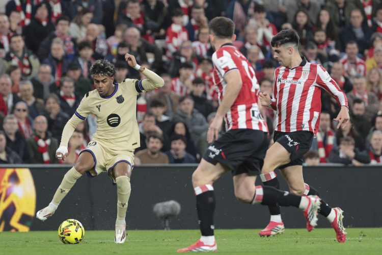 El delantero del FC Barcelona Lamine Yamal controla el balón durante el partido de la jornada 27 de LaLiga que Athletic Club de Bilbao y FC Barcelona disputaron en San Mamés. EFE/Luis Tejido