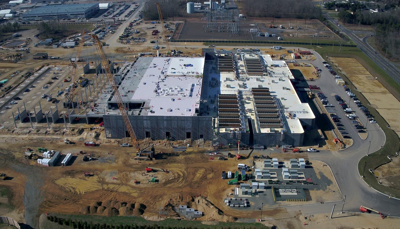 El centro de datos de inteligencia artificial Nebius está en construcción en una zona industrial privada en Vineland. Es el primero de su tipo tan al sur de Nueva Jersey y uno de los más grandes de la región. Foto de Andre Malok