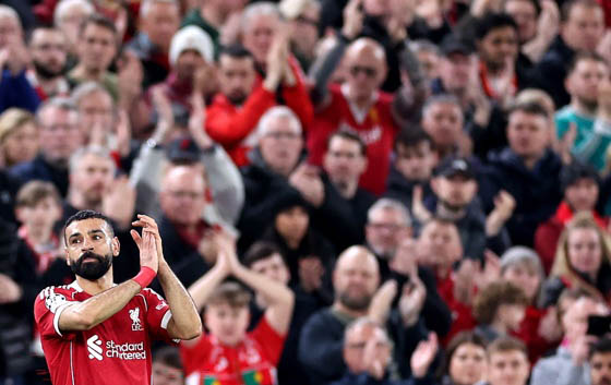 Aficionados del Liverpool aplauden durante un partido disputado el pasado 24 de marzo. EFE/EPA/ADAM VAUGHAN