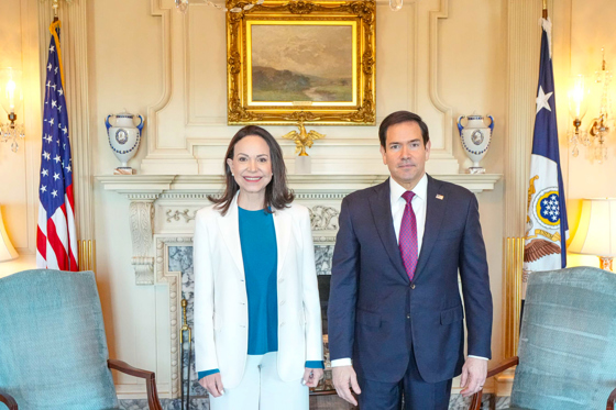 Fotografía cedida por el Departamento de Estado de Estados Unidos donde aparece su secretario, Marco Rubio, y la líder opositora de Venezuela, María Corina Machado, posando durante una reunión este martes, en Washington (Estados Unidos). EFE/ Freddie Everett/ Departamento de Estado EEUU /