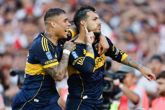 Leandro Paredes (d) de Boca Juniors celebra un gol en un partido de la Liga Profesional Argentina entre River Plate y Boca Juniors. EFE/ Juan Ignacio Roncoroni