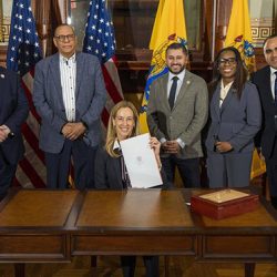 Sherrill firma Ley para ampliar Período de Votación