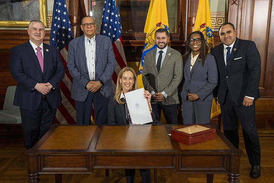Hoy, la gobernadora Mikie Sherrill firmó una nueva ley: A4745/S420 (Wainstein, Rodríguez, McCoy/Stack, Mukherji), que permite a los municipios ampliar los días de voto anticipado en las elecciones locales de mayo.