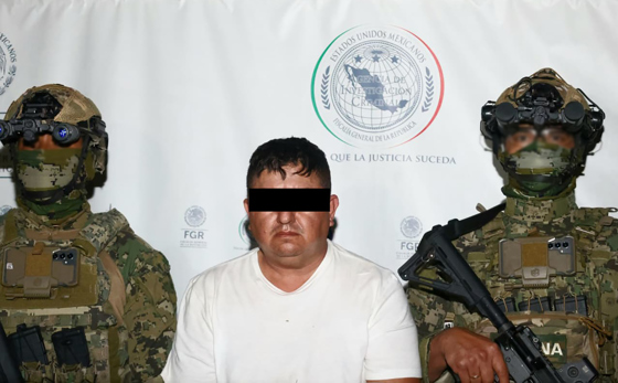Fotografía cedida por la Secretaría de Seguridad y Protección Ciudadana (SSPC), en la que se observa a Audias Flores Silva (c), alias El Jardinero, presunto nuevo líder del Cartel Jalisco Nueva Generación, arrestado en Nayarit (México). EFE/ Secretaría de Seguridad y Protección Ciudadana (SSPC)