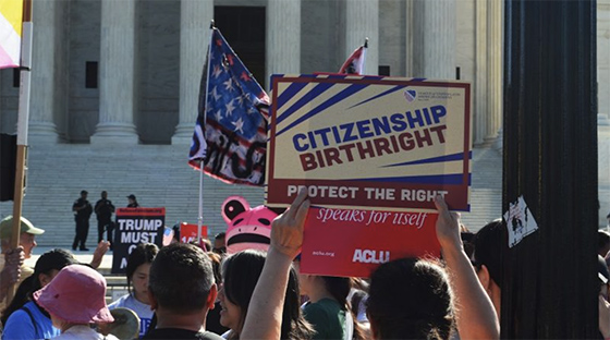 Partidarios de la ciudadanía por nacimiento se manifestaron el miércoles frente a la Corte Suprema de los Estados Unidos. Se espera que el tribunal dicte sentencia sobre el caso hacia el final de su periodo de sesiones. Crédito: (Benjamin J. Hulac/NJ Spotlight News)