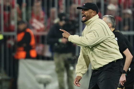 El entrenador del Bayern de Múnich, Vincent Kompany, hace un gesto durante el partido de vuelta de los cuartos de final de la Liga de Campeones de la UEFA entre el FC Bayern de Múnich y el Real Madrid, en Múnich, Alemania, el 15 de abril de 2026. (Liga de Campeones, Alemania) EFE/EPA/RONALD WITTEK