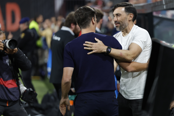 El entrenador del Rayo, Íñigo Pérez, saluda al del Elche, Eder Sarabia (d), antes del partido de LaLiga de fútbol que Rayo Vallecano y Elche CF disputan este viernes en el estadio de Vallecas, en Madrid. EFE/Mariscal