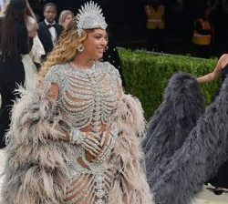 Beyoncé vuelve a la Met Gala una década después