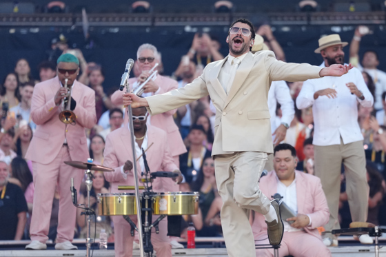 El cantante puertorriqueño Bad Bunny, durante el concierto ofrecido este viernes en el Estadio Olímpico de Barcelona. EFE/Alejandro García
