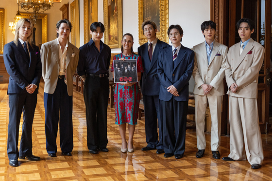 El grupo BTS en Palacio Nacional Mexicano El grupo BTS en Palacio Nacional Mexicano
