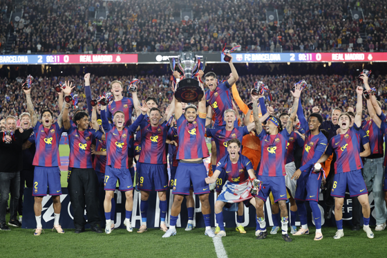 Los jugadores del FC Barcelona celebran el título de Liga con el trofeo al finalizar el encuentro correspondiente a la jornada 35 de LaLiga que FC Barcelona y Real Madrid disputaron este domingo en el Camp Nou, en Barcelona. EFE/Andreu Dalmau