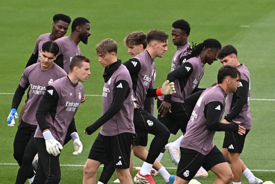 Los jugadores del Real Madrid durante el entrenamiento este sábado, en la Ciudad Deportiva de Valdebebas, previa al partido de mañana ante el FC Barcelona. EFE/ Fernando Villar
