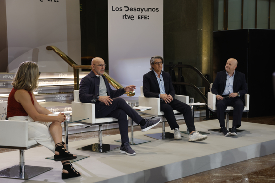 El seleccionador nacional de fútbol, Luis de la Fuente (2i), es entrevistado por los periodistas Luis Villarejo (d), de la Agencia EFE; Juan Carlos Rivero (2d), de TVE, y Silvia Barba, de RNE, en una nueva entrega de 'Los Desayunos' de la Agencia EFE y RTVE, este martes en Madrid. EFE/J.J. Guillén