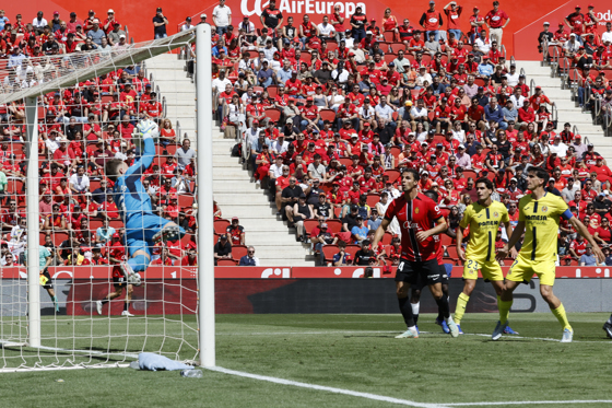 El portero del Villarreal Arnau Tenas (i) detiene un ataque durante el partido de la jornada 35 de LaLiga que Mallorca y Villarreal disputaron en el estadio de Son Moix de Palma. EFECati Cladera