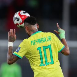 Neymar con el 10 en su polo.